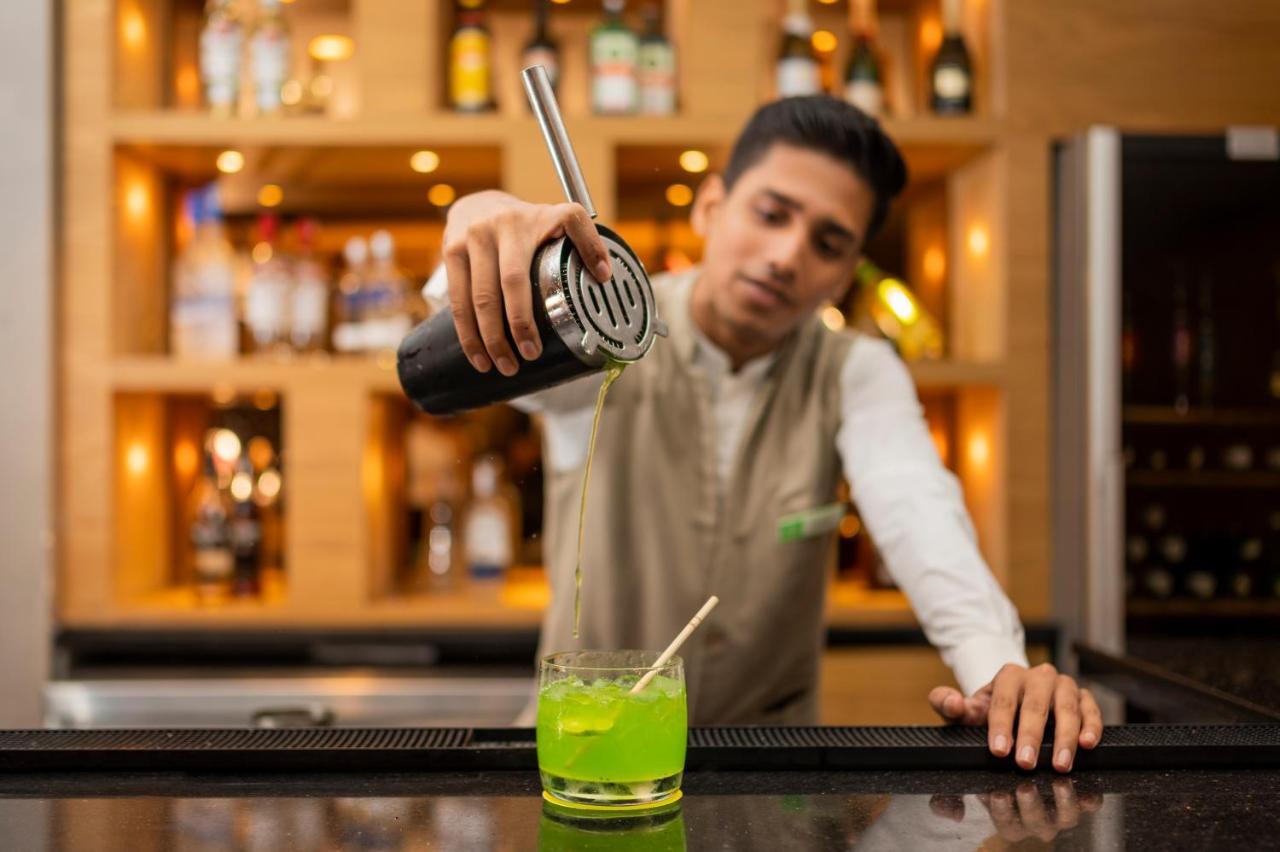 Holiday Inn Agra Mg Road An Ihg Hotel Agra (Uttar Pradesh) Exterior foto A bartender making a cocktail