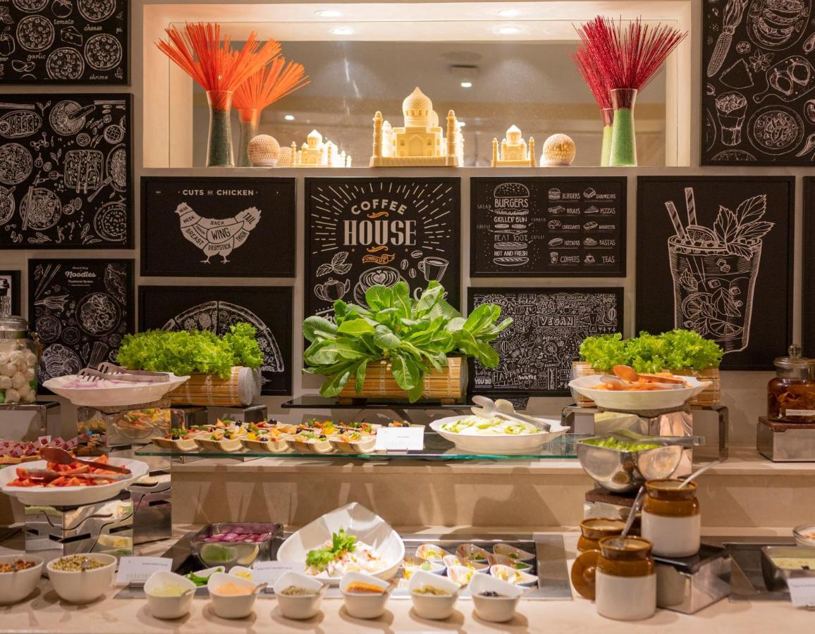 Holiday Inn Agra Mg Road An Ihg Hotel Agra (Uttar Pradesh) Exterior foto A salad bar